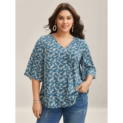Bloomchic Women's Plus Size Floral Print Curvy Hem V-neck Shirt Aegean Ditsy Floral Vacation 3/4 Sleeve V-neck In Blue