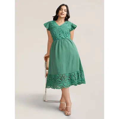 Bloomchic Women's Plus Size Lace Cut-out Flutter Sleeve Midi Dress Emerald Solid Midi Elegant Patchwork 18-20/ In Green