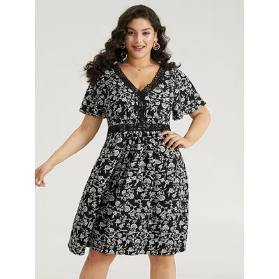 Bloomchic Women's Plus Size Silhouette Floral Print V Neck Ruffles Lace Panel Dress Blackflower Dailywear Prin