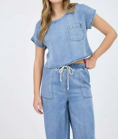 BLU PEPPER WASHED CHAMBRAY BOAT NECK SHORT SLEEVE TOP IN BLUE