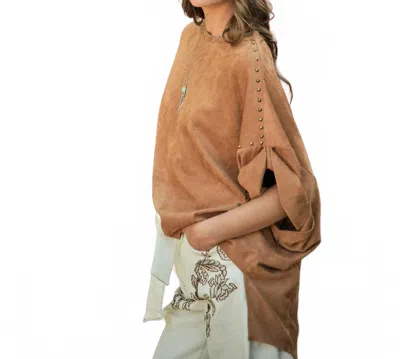 Blue B Crewneck Tee With Side Studs In Camel Suede In Brown