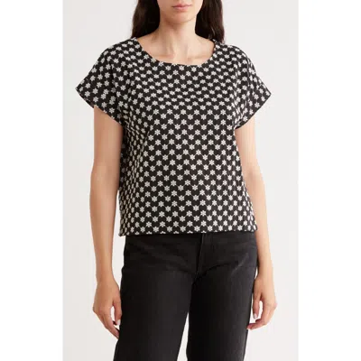 Bobeau Daisy Print Short Sleeve Top In Black