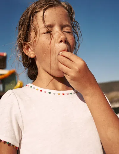 Boden Kids' Ali T-shirt Mit Puffärmeln Und Bommelbesatz-weiss In Neutral