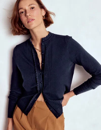 Boden Angela Baumwollstrickjacke Mit Muschelsaum-marineblau In Blue