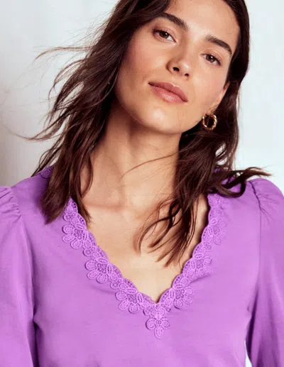 Boden Flora Oberteil Mit Spitze Und V-ausschnitt-amethyst-lila In Purple