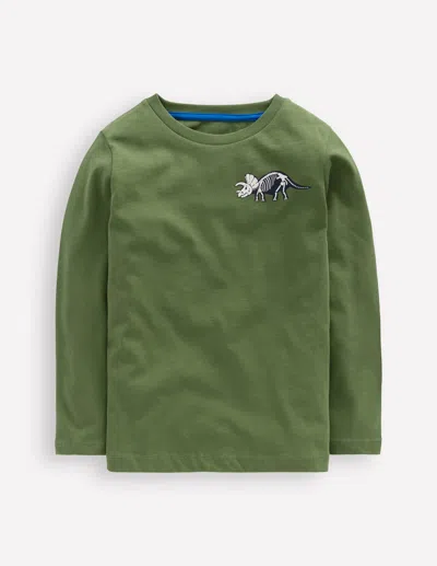 Boden Kids' T-shirt Mit Druck Auf Vorder- Und Rückseite-grün Vulkan Dino In Green