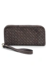 Bolsa Nova Woven Wallet In Chocolate