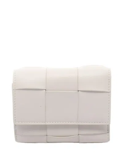 Pre-owned Bottega Veneta 2000s Cassette Maxi Intrecciato Trifold Wallet In White