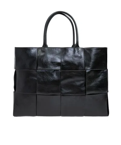 Bottega Veneta Arco Large Knitted Handbag In Black