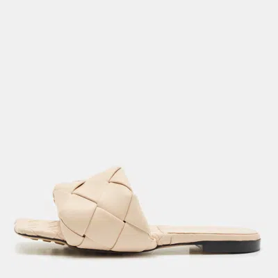 Pre-owned Bottega Veneta Beige Intrecciato Leather Lido Flat Slides Size 38 In Sand