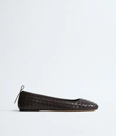 Bottega Veneta Braided Leather Ballerina Flats With Back Loop Detail In Marrone