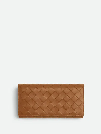 Bottega Veneta Portafoglio Intrecciato Grande Con Patta In Neutrals