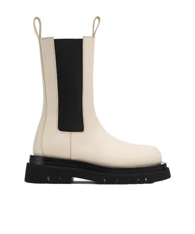 Bottega Veneta Chelsea Leather Ankle Boots In Cream
