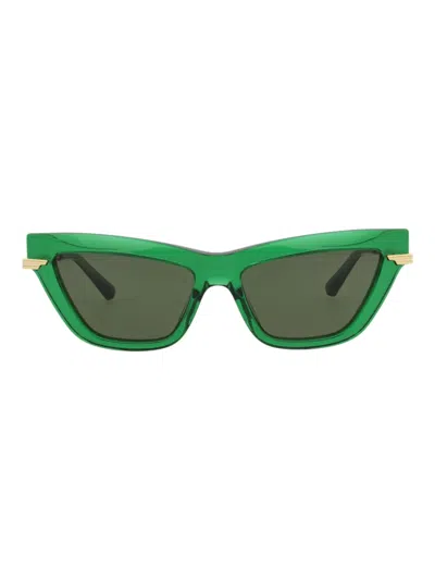 Bottega Veneta Combi Cat Eye Sunglasses In Transparent Btv Green