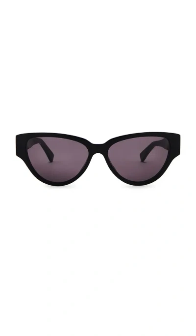 Bottega Veneta Cat Eye Sunglasses In 블랙 & 그레이