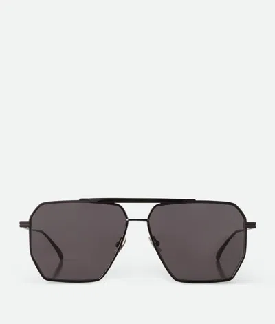 Bottega Veneta Classic Sonnenbrille In Pilotenform In Black / Grey