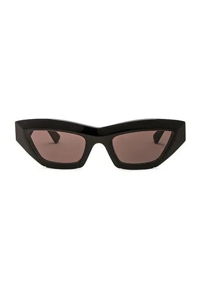 Bottega Veneta Cat Eye Sunglasses In Black