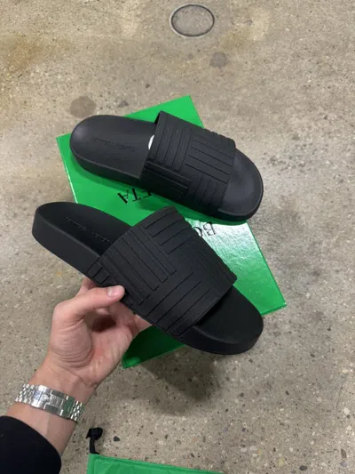 Pre-owned Bottega Veneta Embossed Rubber Slides New 550$ In Black