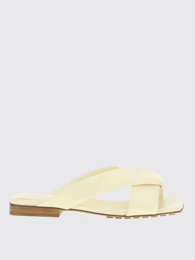 BOTTEGA VENETA FLAT SANDALS BOTTEGA VENETA WOMAN COLOR CREAM,G88904078