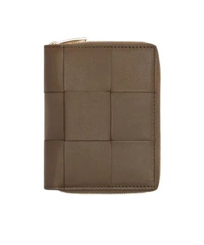 Bottega Veneta Full Zipper Wallet In Brown