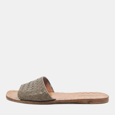 Pre-owned Bottega Veneta Grey Woven Leather Intrecciato Flat Sandals Size 37 In Gray