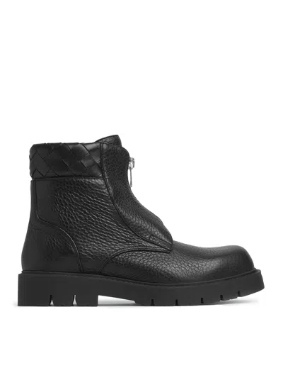 Bottega Veneta Men's Haddock Grained Leather Zipped Ankle Boots In Black
