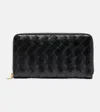 Bottega Veneta Women Portafoglio Intrecciato Grande Con Zip In Black