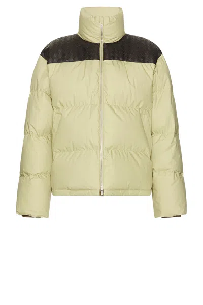 Bottega Veneta Intrecciato Shoulder Accent Puffer Jacket In Travertine