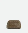 Bottega Veneta Kleine Kosmetiktasche In Halbmondform Aus Intrecciato In Pinecone