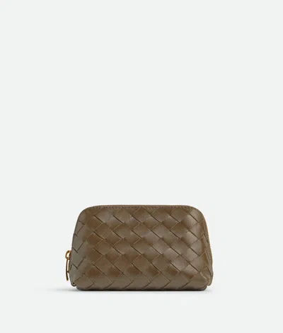 Bottega Veneta Kleine Kosmetiktasche In Halbmondform Aus Intrecciato In Pinecone