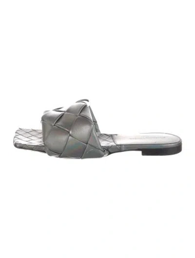 Pre-owned Bottega Veneta Intrecciato Weave Leather Slides In Metallic/silver