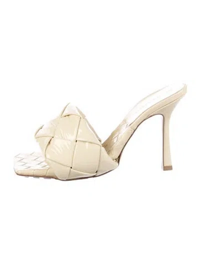 Pre-owned Bottega Veneta Intrecciato Weave Patent Leather Slides In Neutral
