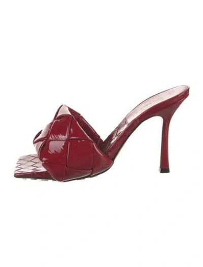 Pre-owned Bottega Veneta Intrecciato Weave Patent Leather Slides In Red