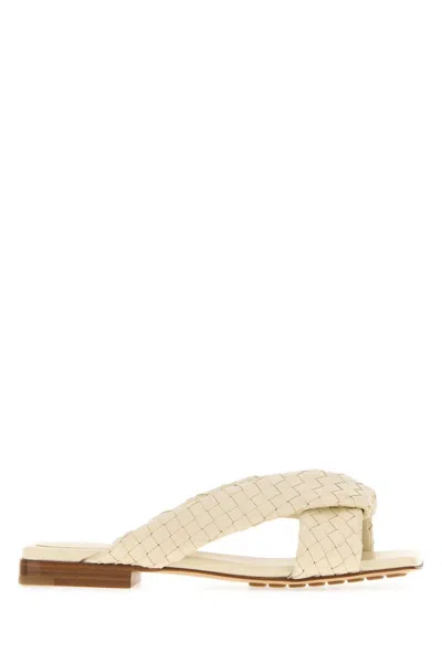Bottega Veneta Intrecciato Woven Nappa Flat Sandal In Neutral