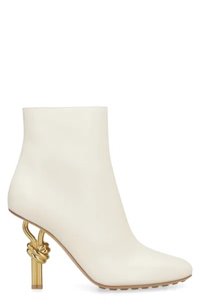 BOTTEGA VENETA IVORY LEATHER ANKLE BOOTS WITH SQUARE TOELINE AND GOLD-TONE METAL HEEL FOR WOMEN