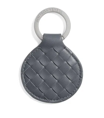 Bottega Veneta Leather Intrecciato Piccolo Keyring In Gray