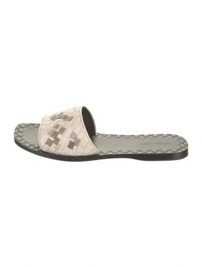 Pre-owned Bottega Veneta Leather Patterned Slides In White