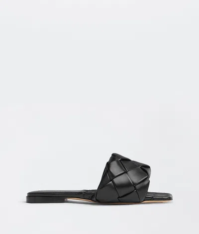 Bottega Veneta The Lido Intrecciato Leather Sandal In Black