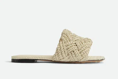 Pre-owned Bottega Veneta Lido Flat Intrecciato Raffia Sandal, White - Retail $1350