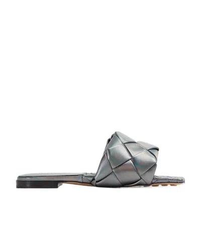 Bottega Veneta Lido Intrecciato Flat Sandals In Gray