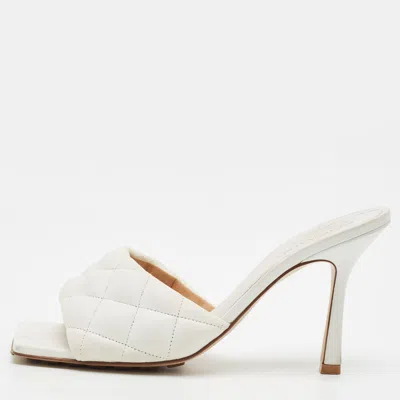 Pre-owned Bottega Veneta Lido Size 38.5 White Quilted Leather Slide Sandals