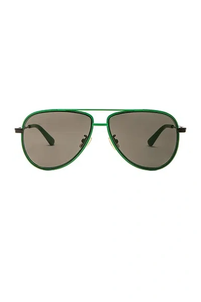 Bottega Veneta Aviator Sunglasses In Green