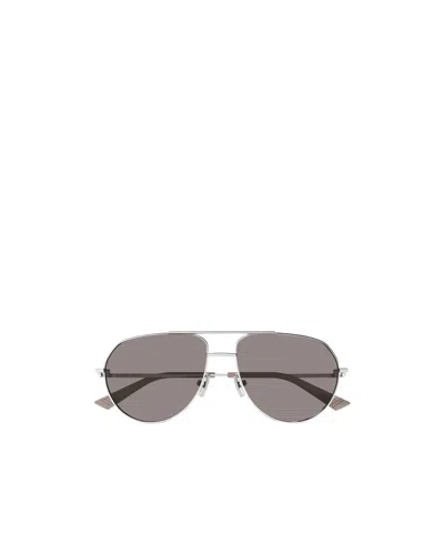Bottega Veneta Logo Sunglasses In Gray