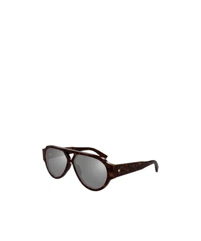 Bottega Veneta Logo Sunglasses In Gray