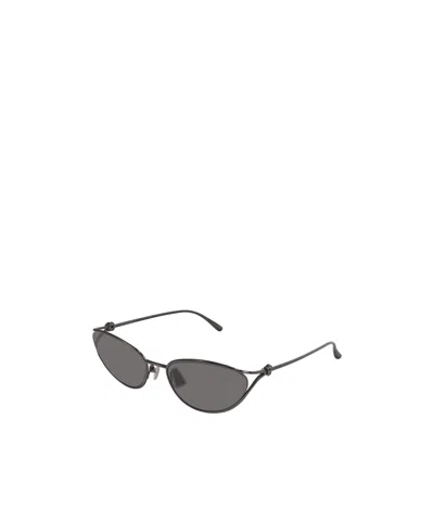 Bottega Veneta Logo Sunglasses In Gray