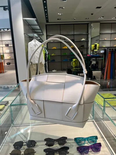 Bottega Veneta Medium Arco Shoulder Bag In Gray