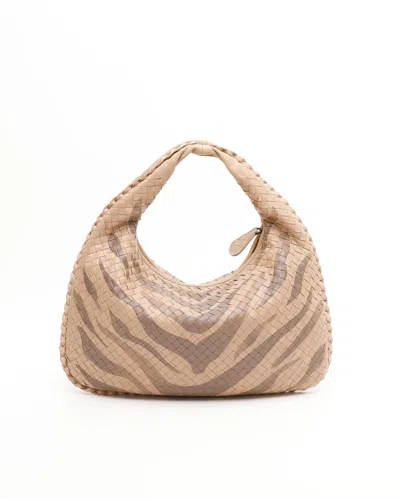 Bottega Veneta Medium Intrecciato Hobo Bag In Neutral