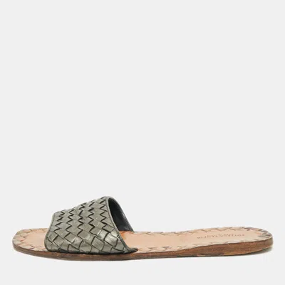 Pre-owned Bottega Veneta Metallic Grey Intrecciato Leather Flat Slides Size 39 In Gray