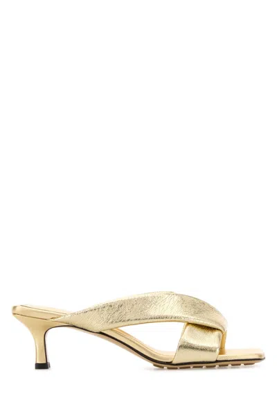 Bottega Veneta Niva Flat Leather Sandals In Gold