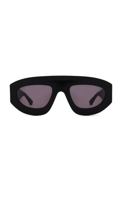 Bottega Veneta Pilot Mask Sunglasses In 黑色&灰色